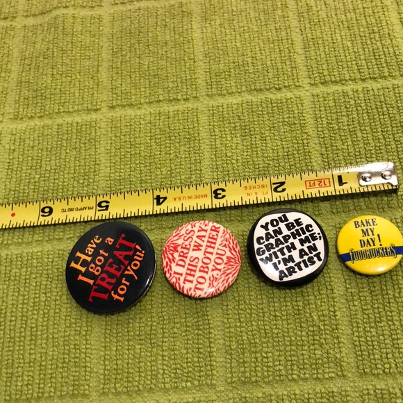4 cute buttons - Picture 3 of 3